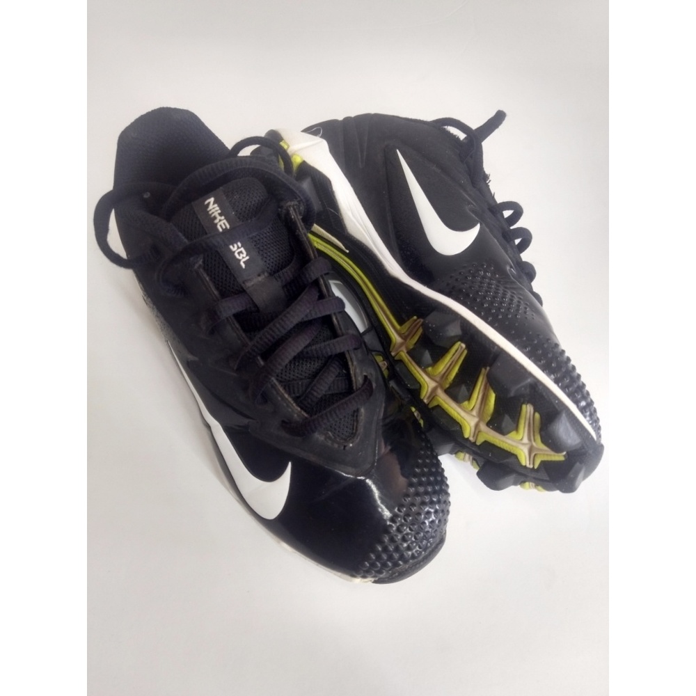 NIKE kids studs Sz 1y